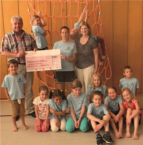 Heinz Dieter Stein übergibt den Scheck an die Abteilung Kinderturnen der Hertha Buschhoven.privat