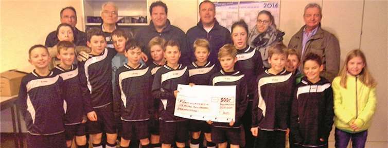 Heinz-Dieter Stein überreichte 500 Euro für die Jugendarbeit. privat