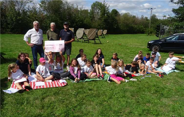 Heinz-Dieter Stein (v. l.) und Helge Fiedler (Förderverein) übergaben den Scheck an Karl-Heinz Müller. Foto: privat