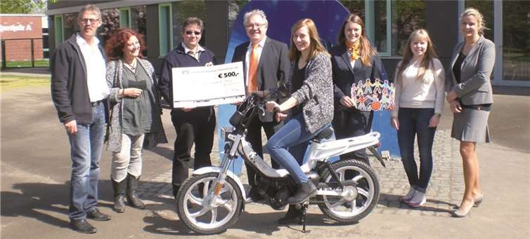 Heinz Engels (4.v.l.) und Stephanie Diensberg (re.) überreichten den Scheck zugunsten der Mofa-AG stellvertretend an Schulleiter Udo Klingelhoefer (3.v.l).  Privat