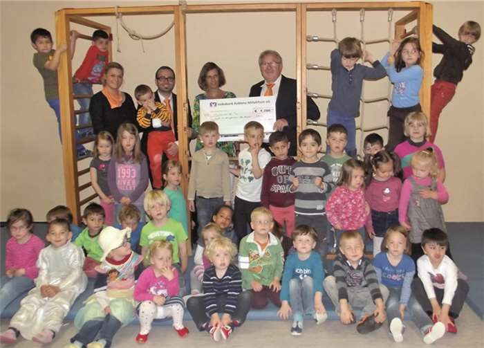 Heinz Engels, Kadir Karabüber, Steffi Diensberg mit Erika Scheuer präsentierten sich mit den kleinen Kletterkünstlern der Kita St. Peter in Remagen.privat