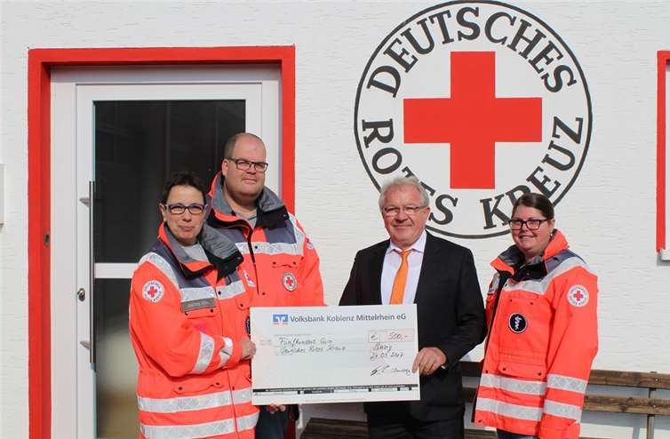 Heinz Engels, Marktbereichsleiter der Volksbank Koblenz Mittelrhein eG in Sinzig, überreichte den Spendenscheck an Andrea Pohl (l., DRK-Vorsitzende), Martin Hengsberg (stellvertretender Vorsitzender) und Judith Grobelny (r., Bereitschaftsleiterin).  privat
