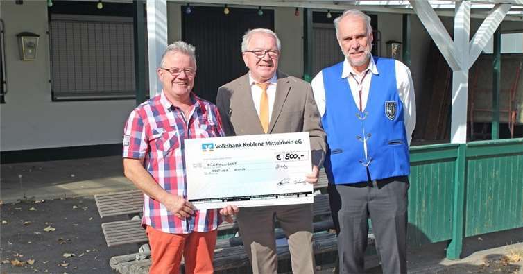 Heinz Engels, Marktbereichsleiter der Volksbank Koblenz Mittelrhein (m.) überreichte den Spendenscheck 2018 an „Freiweg“-Kassierer Michael Freund (r.) und den Vorsitzenden Herbert Krins (l.).privat