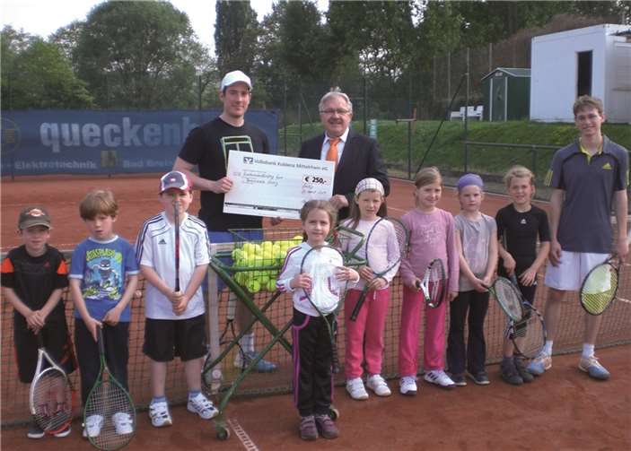 Heinz Engels (hintere Reihe re.) übergab den 250-Euro-Scheck zugunsten des TK Sinzig an Jugendwart und Trainer Florian Beck (hintere Reihe li.) und Mathias Häßel (re.).Volksbank Koblenz Mittelrhein eG