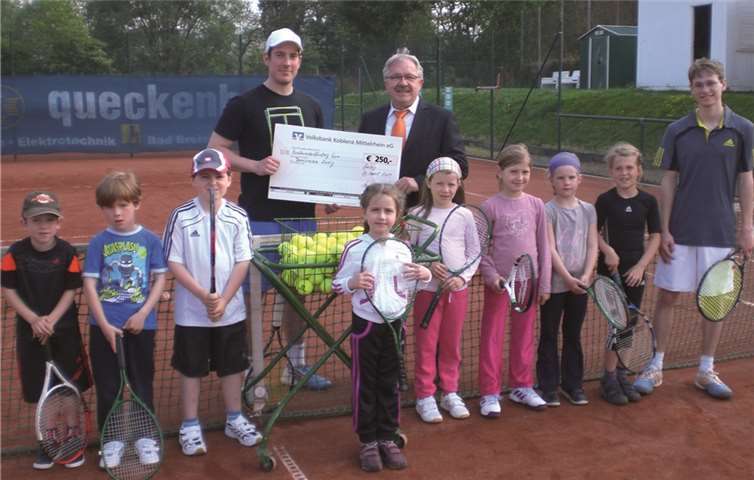 Heinz Engels (h.r.) übergab den Scheck an Jugendwart und Trainer Florian Beck (h.l.) und Mathias Häßel (r.). privat