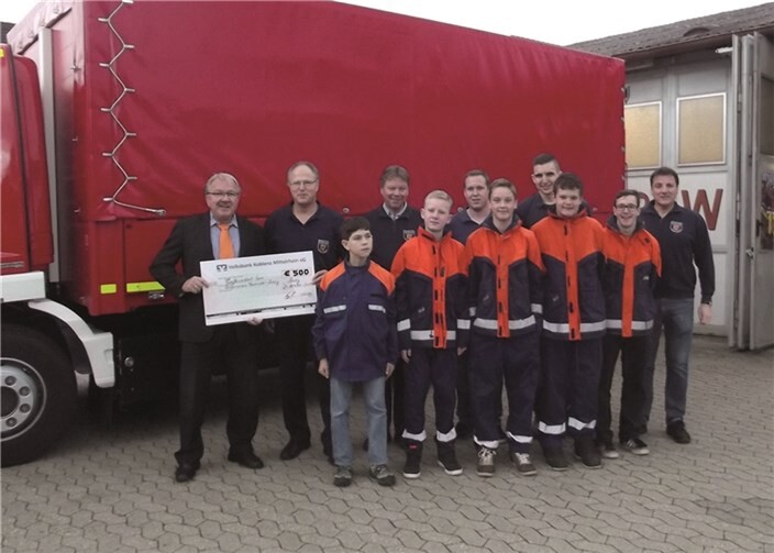 Heinz Engels (links) und Reinhold Dedenbach (Zweiter von links) mit Aktiven der Jugendfeuerwehr.privat