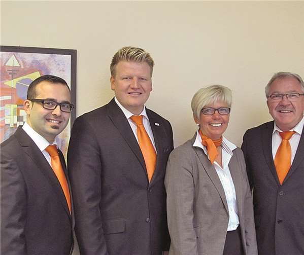 Heinz Engels (r) gratulierte Kadir Karabüber, Dirk Hedrich und Ursula Mohr-Gödderz (v.l.) zu den erfolgreichen Fortbildungsprüfungen.privat