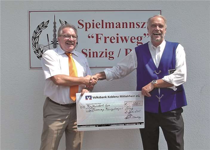 Heinz Engels überreichte den Spendenscheck zugunsten der lang ersehnten Umkleiden an „Freiweg“-Kassierer Michael Freund. privat