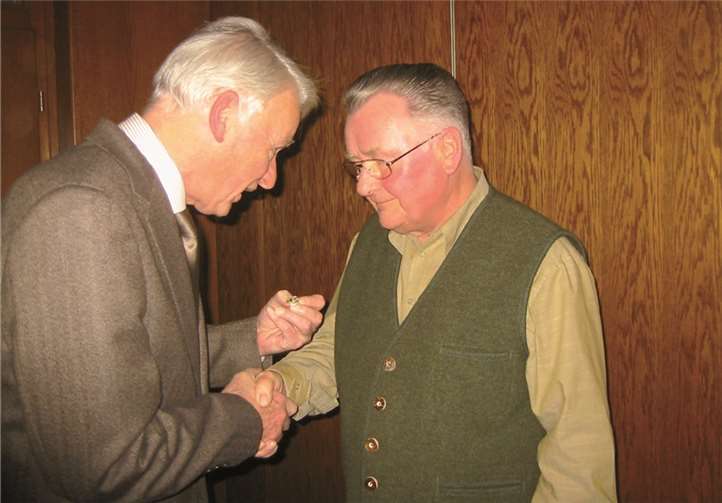 Heinz Eul erhielt in Anerkennung die Ehrennadel für 40 Jahre Singen.