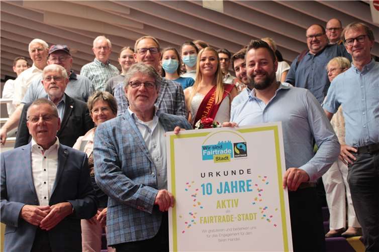 Heinz Fuchs von Fairtrade Deutschland verleiht Oberbürgermeister Lennart Siefert und Bürgermeister Adalbert Dornbusch die Urkunde für „10 Jahre aktiv als Fairtrade-Stadt“.  Foto: Stadtverwaltung Lahnstein