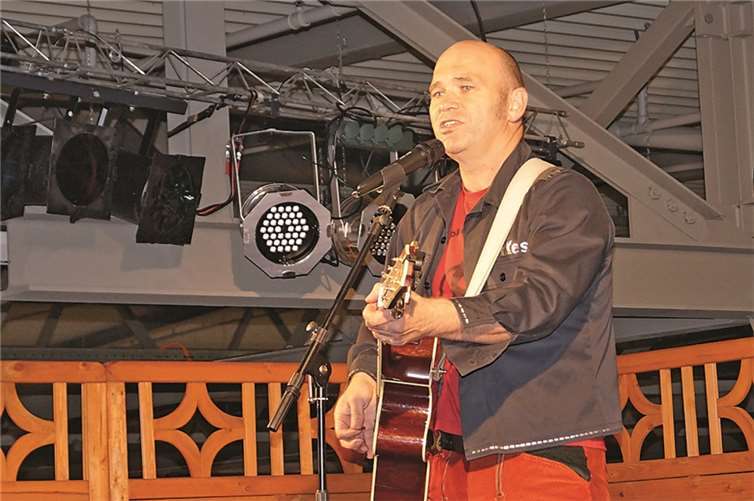 Heinz Gröning - auch mit der Gitarre kann der 48-Jährige umgehen.