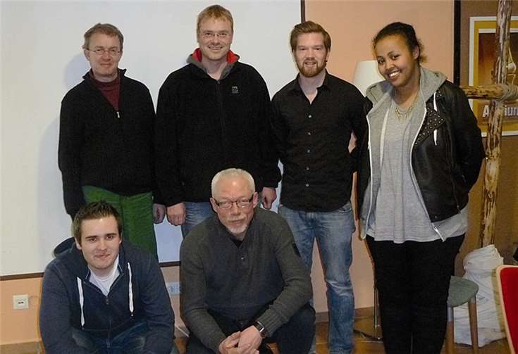 Heinz Haage, Georg Schroeter, Tobias Ding und Hana Ahmed (stehend, v. l.) sowie Max Walk und Reiner Haake (v. l.).privat