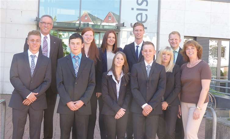 Heinz Haubrichs (links), Vorstandssprecher der Raiffeisenbank Rheinbach Voreifel eG, Markus Perk, Leiter der Personalabteilung und Ursula Müller, Ausbildungsleiterin mit den Auszubildenden 2013 und dem Praktikanten. Privat