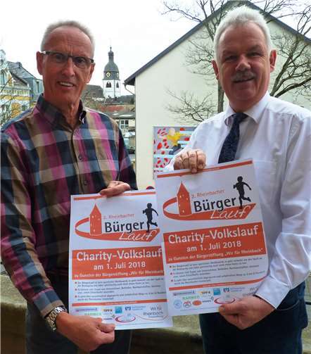 Heinz Haubrichs und Stefan Raetz präsentieren das Werbeplakat zum 2. Rheinbacher Bürgerlauf.  privat