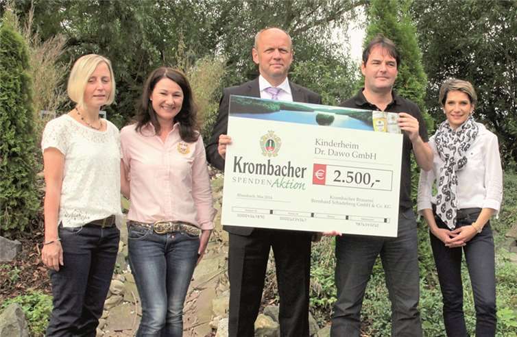 Heinz Helmut Uedelhofen, Repräsentant der Krombacher Brauerei (3.v.r.), übergibt den Scheck an die Geschäftsleitung des Kinderheims, (v.l.) Gabriele Schönauer, Wohngruppenleiterin Erika Bohnen, Heinz Helmut Uedelhofen, Oliver Stoiben und Nicole Willems. STEIN