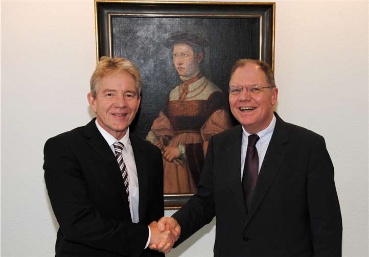 Heinz-Josef Friehe (r.), Präsident des Bundesamts für Justiz, gratuliert Dr. Joachim Pfeiffer zur Übernahme der Vizepräsidentschaft..Bundesamt für Justiz