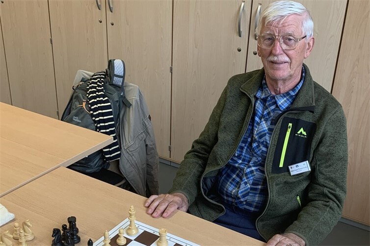 Heinz-Josef Westerweller leitet den Offenen Schachtreff im Mehrgenerationenhaus