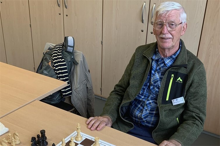 Heinz-Josef Westerweller leitet den Offenen Schachtreff im Mehrgenerationenhaus