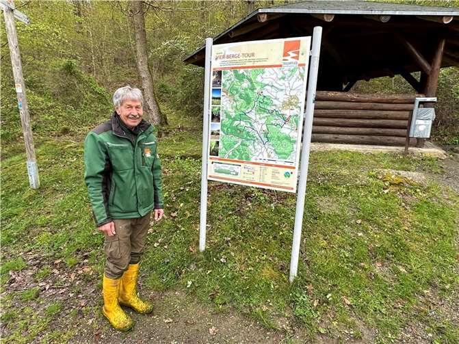 Heinz-Josef Wölwer sorgt mit seinen Wegepaten-Kollegen dafür, dass die „Traumpfade“ und die „Traumpfädchen“ in der VG Mendig in Schuss bleiben, damit der erhoffte Wanderspaß nicht an fehlenden Wegemarkierungen scheitert.  Foto: VG-Verwaltung Mendig/Stefan Pauly