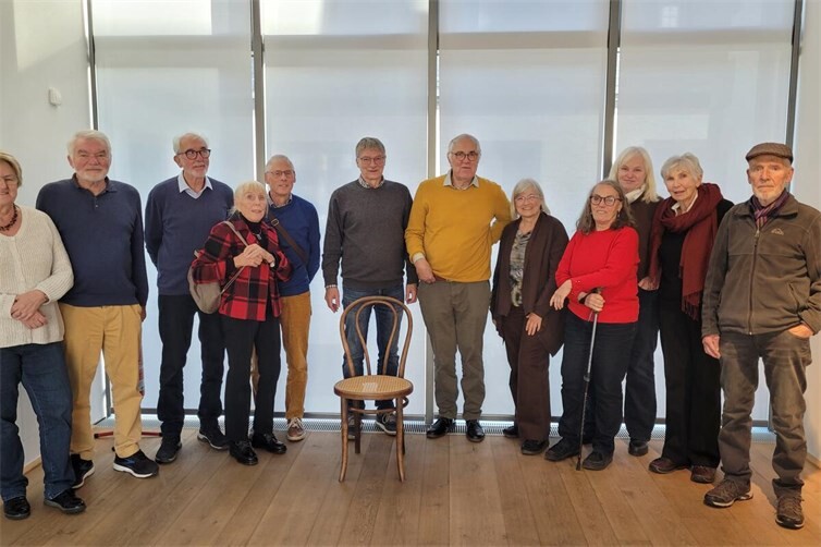 Heinz Kähne (Mitte) mit dem Thonet-Stuhl und den Münstermaifelder Stadtführern