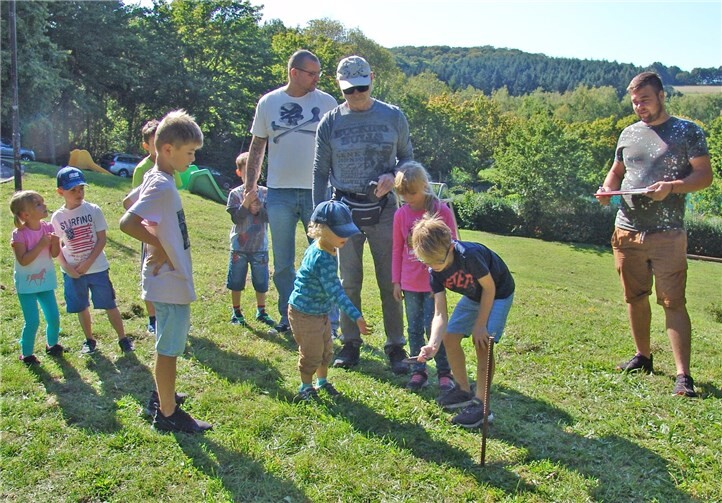 Heinz Kasper und Nils Mannheim erläutern den Kindern die zu lösende Aufgabe.Fotos: privat