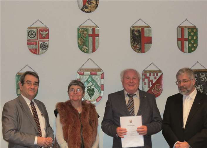 Heinz Kugel (Zweiter von rechts) nahm in Anwesenheit von Edeltraud Heyl, Bezirksvereinigungs-Vorsitzende Koblenz des Bundes Deutscher Schiedsmänner und Schiedsfrauen e.V., Bürgermeister Helmut Probst und Amtsrichter Wilfried Johann seine Ernennungsurkunde als Schiedsperson entgegen.privat