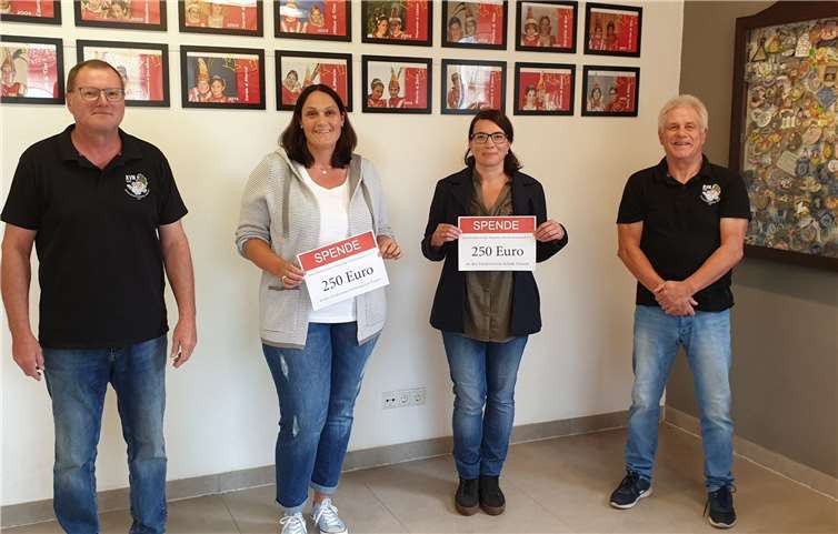 Heinz Kuppler (li.) und Rainer Werz (re.) vom Förderverein Nauorter Straßenkarneval freuten sich sichtlich, die beiden Spenden an Tanja Ehmann (mi. li./ Vorsitzende Förderverein Kita) und Irina Vogel (mi. re./ Vorsitzende Förderverein Grundschule) übergeben zu können. Foto: privat