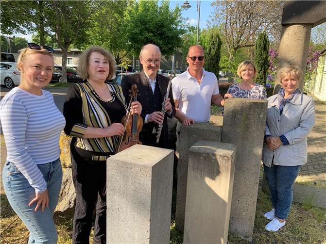 Heinz Lempertz Die KonzertmusikerIn Miriam Pavlenko aus Riga und Vito Bergs, ebenso aus Lettland, unterstützten jetzt eine Veranstaltung der Kulturgemeinschaft Albertinum Mendig zum Ende des zweiten Weltkrieges. Foto: privat
