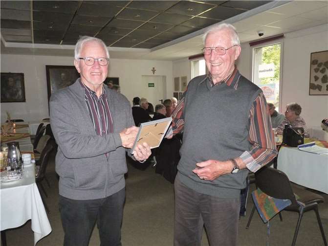 Heinz Lempertz ernannte den langjährigen Leiter der Seniorenwerkstatt, Gerd Montermann zum Ehrenmitglied des „Albertinum“.