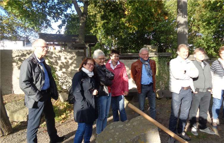 Heinz Lempertz führte die Gruppe über die Museumslay.Fotos: privat