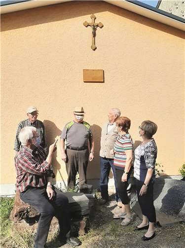 Heinz Lempertz - links sitzend - mit einigen Mitgliedern der Kulturgemeinschaft „Albertinum“ vor der Gedenkstätte. Fotos: FRE