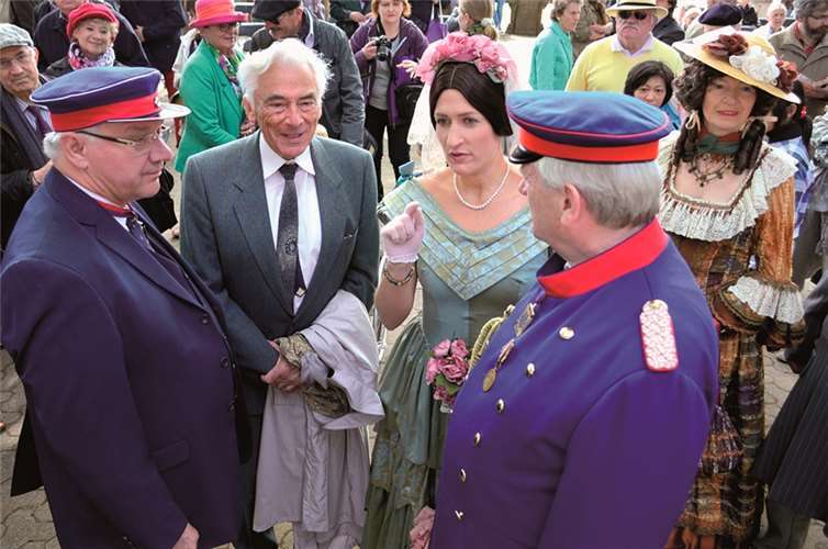 Heinz Lenne (2.v.l.) war als Urenkel des Gartenkünstlers Peter Joseph Lenné Ehrengast beim Augusta Fest.