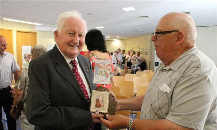Heinz „Manes“ Schröder (r.) hatte den „Bausenberger Krotzen“ gestaltet, den Hans-Ludwig Falckenberg dem neuen Ehrenbürger überreichte.