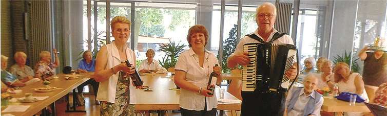 Heinz Meurer, Gabriele Keiser und Liselotte Buchinger-Radberger unterhielten die Gäste im Pfarrsaal der Pfarrei St. Peter.privat