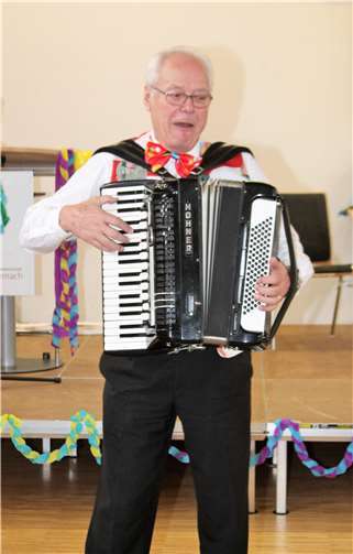 Heinz Meurer sorgte für die richtige Stimmung im Pfarrsaal.