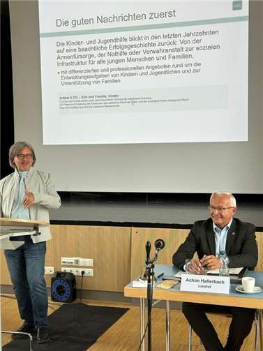 Heinz Müller, Geschäftsführer des ISM- Institut für sozialpädagogische Forschung Mainz, war eigens zur jüngsten Sitzung des Kreistages gekommen, um über Trends und Entwicklungen der Kinder- und Jugendhilfe im Kreisjugendamtsbezirk Neuwied während der zurückliegenden Wahlperiode zu berichten.  Foto: Thomas Herschbach