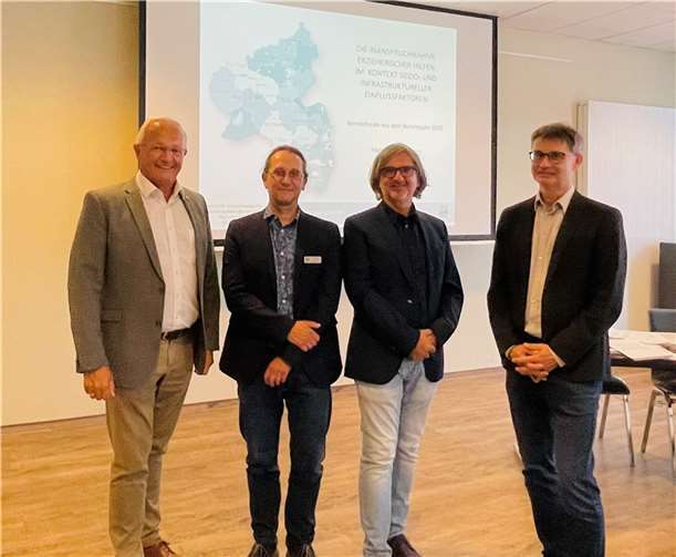 Heinz Müller, Geschäftsführer des Instituts für Sozialpädagogische Forschung (ISM) in Mainz, (2. von rechts) stellte dem Jugendamt des Kreises Neuwied gute Noten aus – sehr zur Freude von (von links) Landrat Achim Hallerbach, Uwe Kukla und Jürgen Ulrich. Foto: Kreisverwaltung