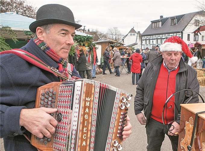 Heinz Nolden mit seiner Ziehharmonika und der Drehorgel sorgte mit für die musikalische Umrahmung des Fritzdorfer Weihnachtsmarktes.