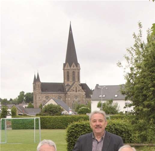 Heinz Nolden und Dieter Eberz (vorne von links) mit Manfred Gerner (hinten) bei der Bankübergabe.privat
