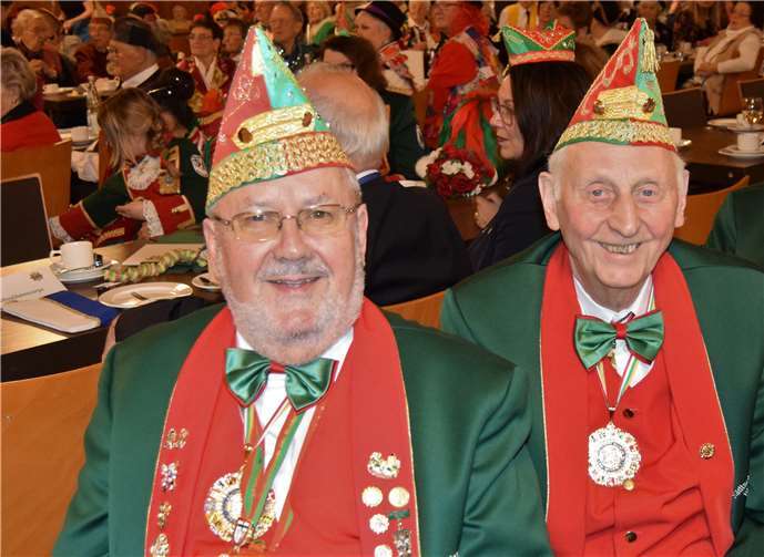 Heinz Nolden und Heinz Schubert sind jeweils seit mehr als 50 Jahren Mitglieder bei den Stadtsoldaten und feierten natürlich gerne mit.