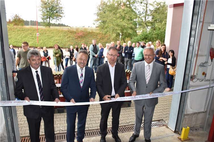 Heinz-Otto Zantop (links), Hans-Werner Breithausen (Zweiter von llinks) und Achim Hallerbach (rechts) assistieren Klaus Jürgen Philipp beim Banddurchschneiden.HEP