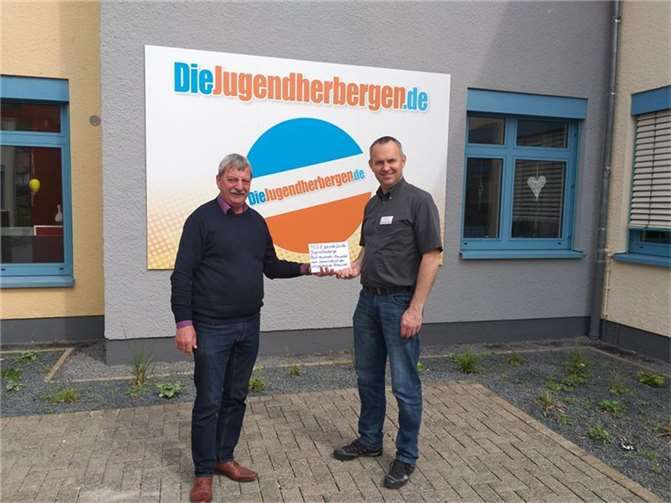 Heinz-Otto Zantop (links) übergibt die Spende an Oliver Piel.  Foto: privat