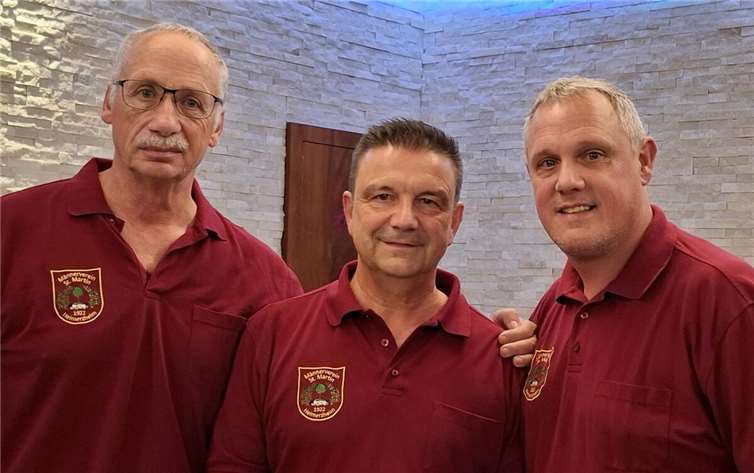 Heinz Perschen (ehemaliger langjähriger Schriftführer und Initiator der Auszeichnung), Manfred Lütz (Ehrenvorsitzender), Guido Bolde (1. Vorsitzender).  Foto: Männerverein