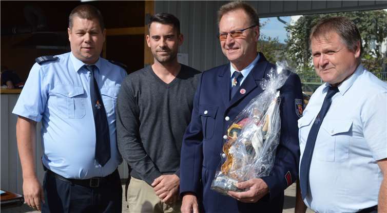 Heinz-Peter Arenz wurde offiziell in den Ruhestand und Florian Stadtfeld aus dem aktiven Dienst, durch Einheitsführer Ingo Wolf und Beigeordneten Rainer Doemen, verabschiedet. Fotos: AB