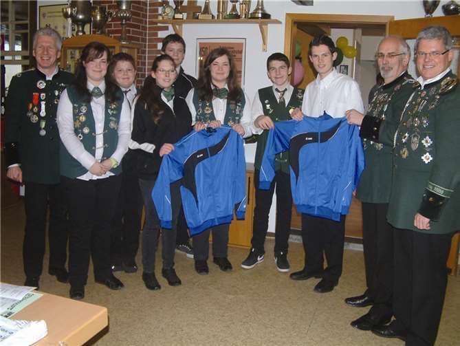 Heinz-Peter Marhöfer überreichte im Namen der Provinzial-Versicherungen einen kompletten Satz neuer Jacken an alle Schüler- und Jungschützen.