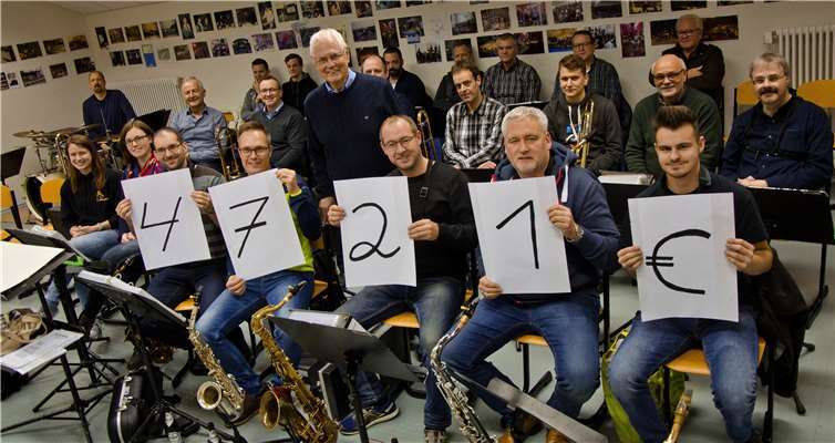Heinz-Peter Rüffin (mittig) freut sich über die stolze Spendensumme der Big Band Boden. Foto: Big Band Boden