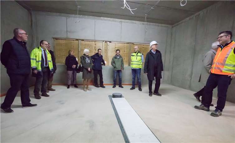 Heinz-Peter Witt, Christan Zavelberg, Andreas Satzer (Warnwesten v.l.n.r.) und Jörg Böhning (2.v.r.) informierten über die neuen Anschlussmöglichkeiten im zukünftigen Lehrerzimmer.