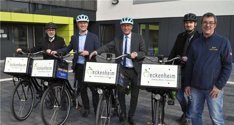 Heinz-Peter Witt, Technischer Beigeordneter, Ullrich Hagedorn, Leiter des Baubetriebshofes, Bürgermeister Bert Spilles und der Interkommunale Klimaschutzmanager Tobias Gethke (v.l.) legten eine Proberunde mit den neuen E-Bikes vor dem Rathaus ein. Stadt Meckenheim