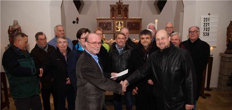 Heinz-Rudi Dresen übergibt den Reinerlös in Höhe von 5.500 Euro an Reinhold Kurth. -KG-