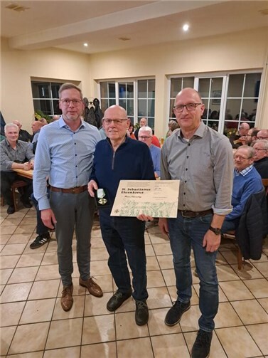 Heinz Scharenberg wurde für sein jahrzehntelanges Engagement geehrt.  Foto: Jan Hammer